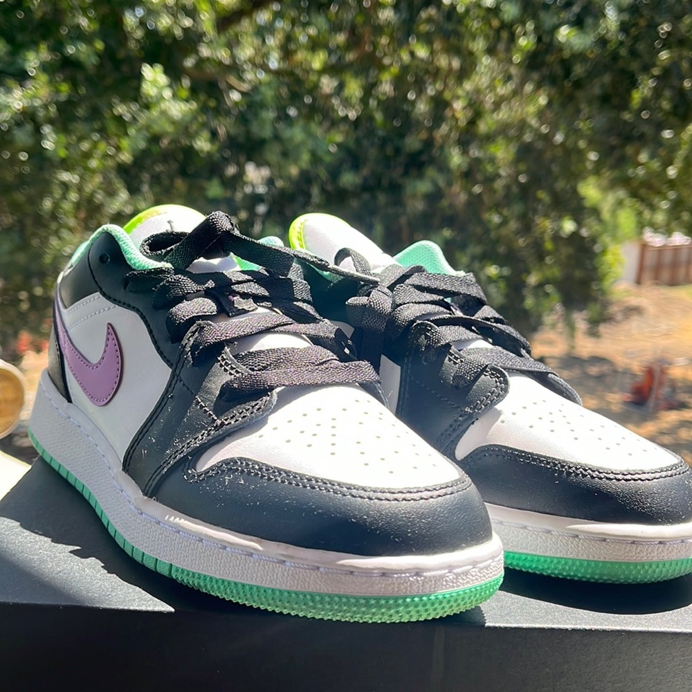 AIR JORDAN 1 💜💛 - 5.5Y equivalent 7 women’s